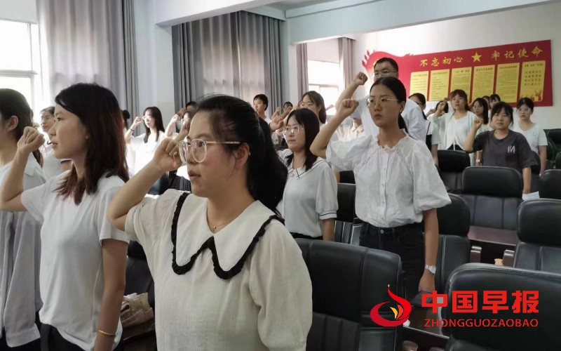 青年教师庄严宣誓.jpg