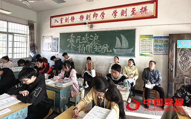 校长听课.jpg