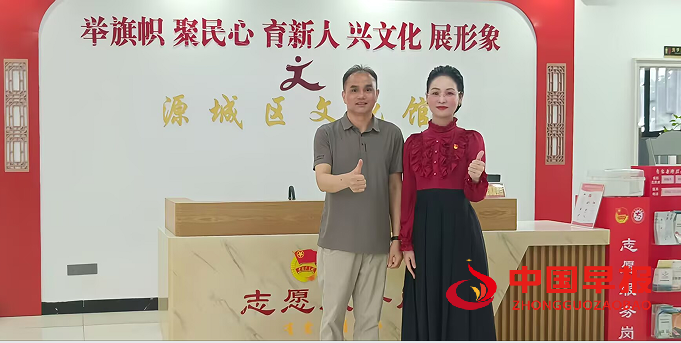 4陈漫与馆长.png