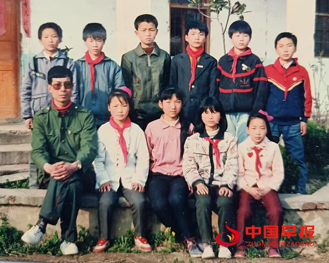 王光兴与学生合影（余继锋等）.png