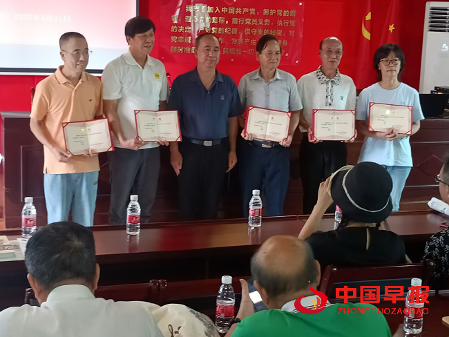 5颁发顾问聘书2.png