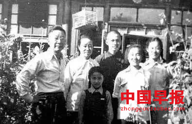 ▲1953年，老舍一家在院中合影