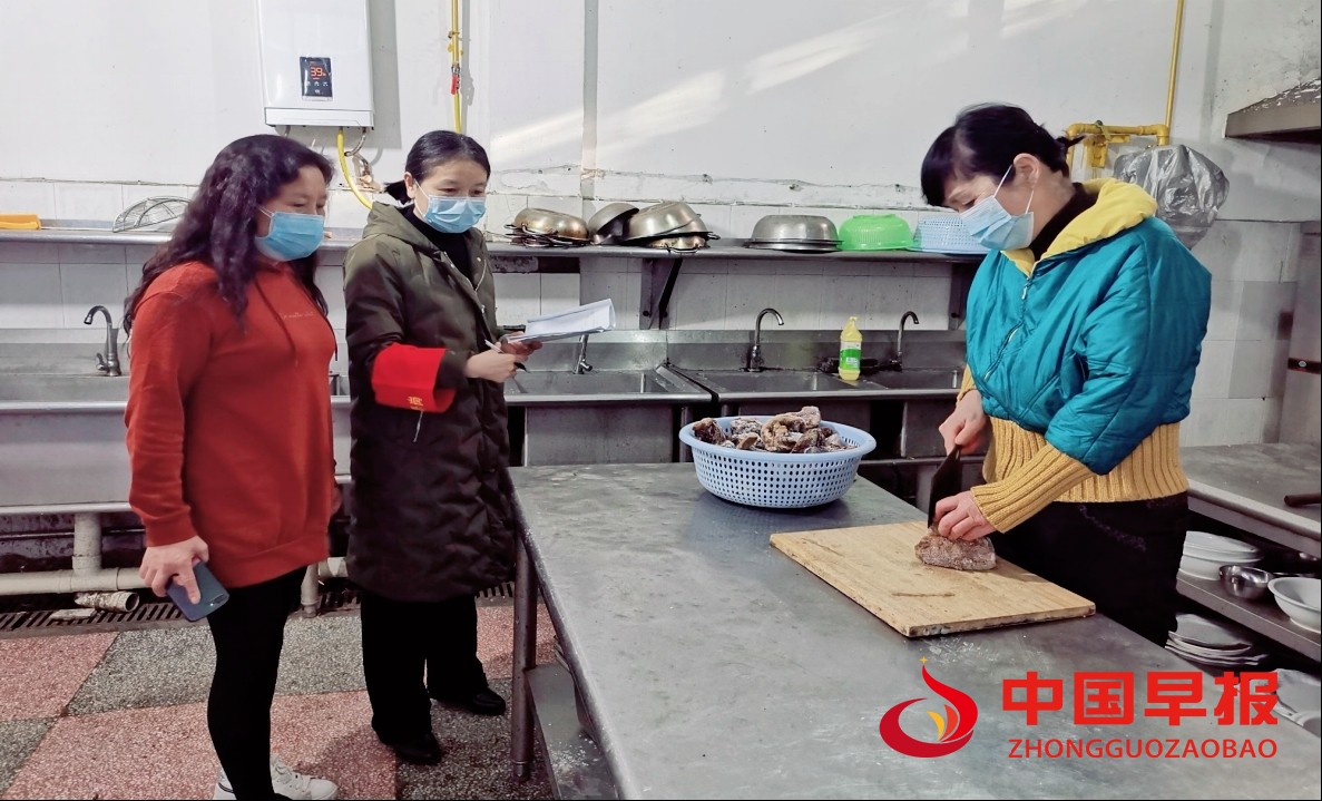 党员监督岗检查食堂卫生情况.jpg
