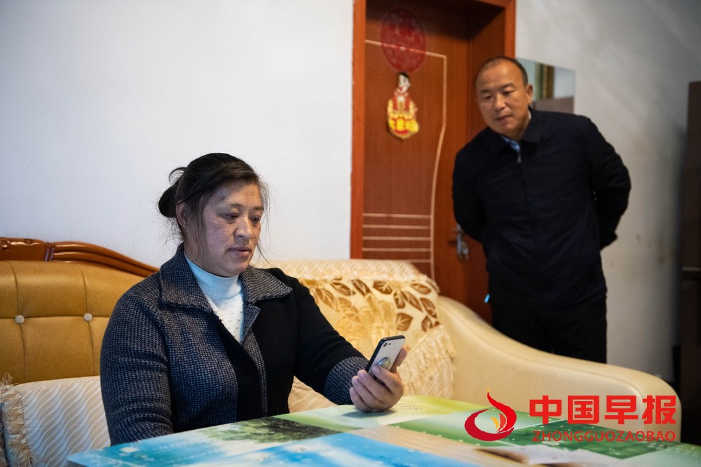 1月29日,在湖南省泸溪县浦市镇麻溪口村,蒋四妹(左)给女儿打电话。新华社记者 陈思汗 摄