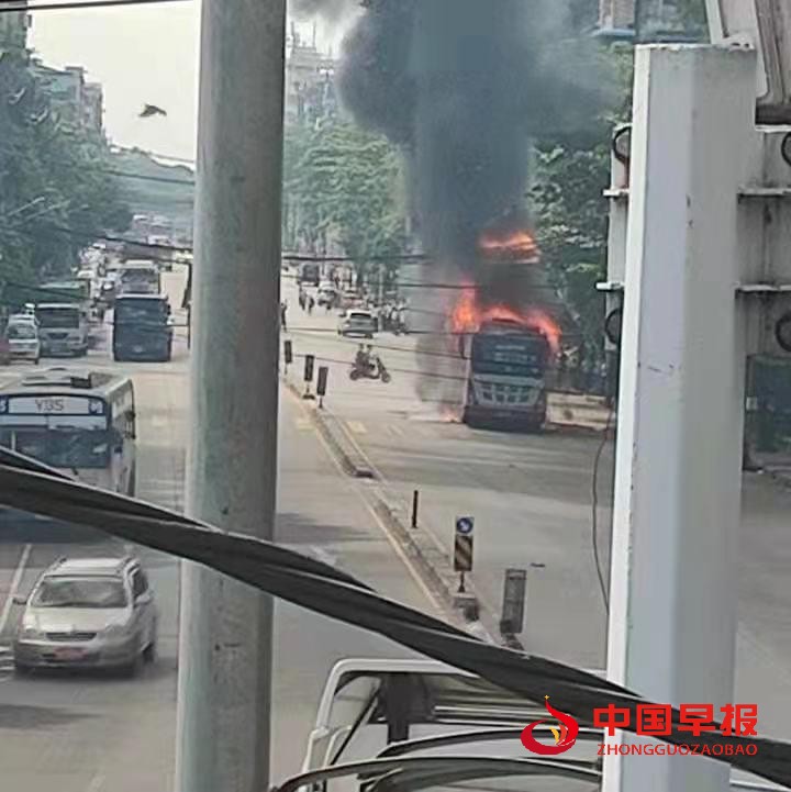 缅甸仰光市区一公交车爆炸起火 无人员伤亡