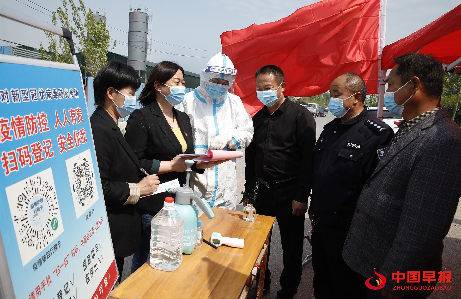 2022年4月16日河南省开封市尉氏县纪委的工作人员在门楼任乡郝寺村疫情防控服务点督导疫情防控工作的落实情况。.jpg