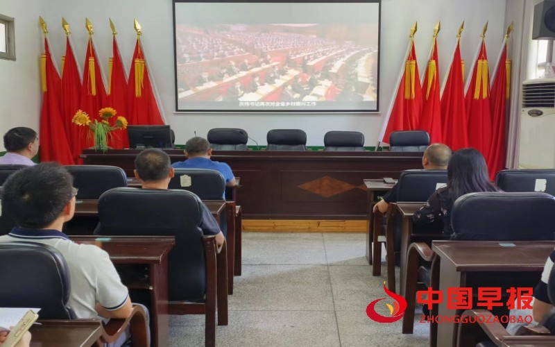 观看党员教育片.jpg