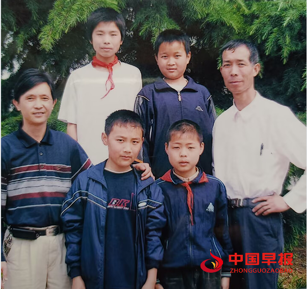 2006年与学生赵安等合影.png