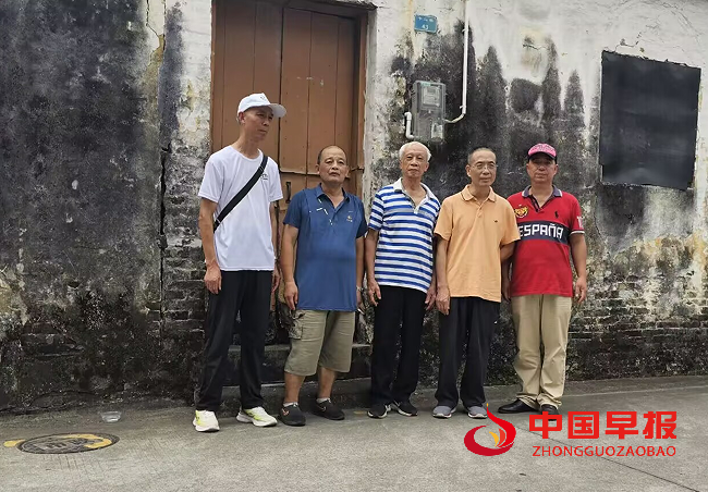 2李英士故居合影.png