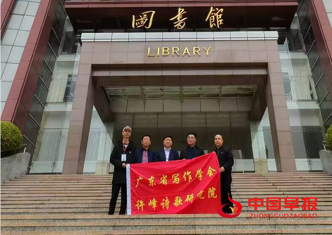1761441255794285.png 暨南大学图书馆合影.png